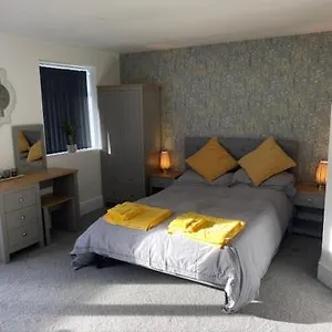 The Snug At Parley Apartment