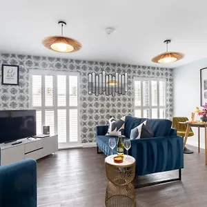 Elliot Oliver - Charming One Bedroom With Parking In The Docks Apartment
